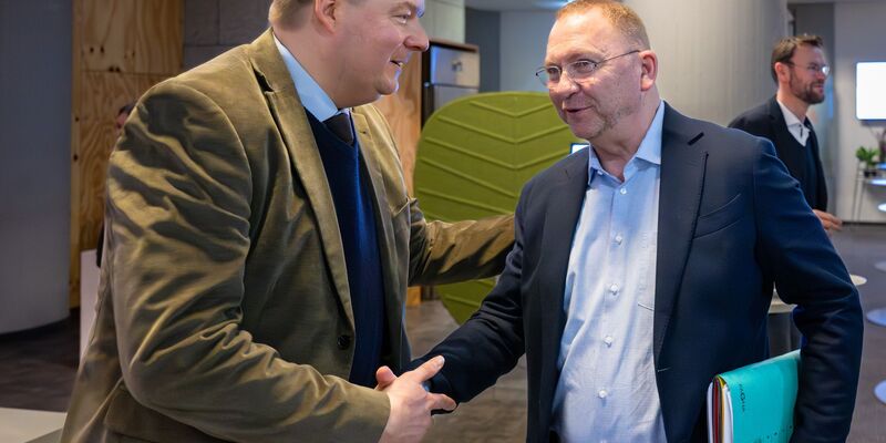 Länder-Verhandlungsführer Andreas Dressel und Verdi-Chef Frank Werneke (r.) haben sich geeinigt. (Archivbild) - Foto: Soeren Stache/dpa