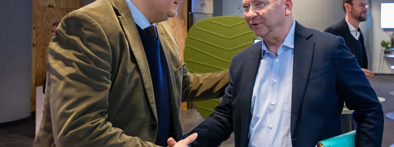 Zwischen Länder-Verhandlungsführer Andreas Dressel und Verdi-Chef Frank Werneke stimmt die Chemie. (Archivbild) - Foto: Soeren Stache/dpa