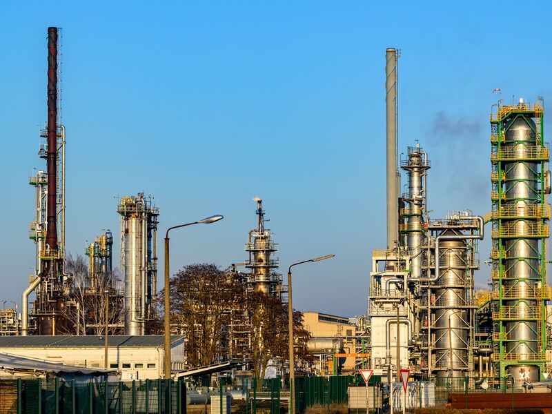 Die PCK-Raffinerie in Schwedt/Oder befürchtet negative Folgen für die Versorgung mit Sprit und Heizöl, falls US-Sanktionen in Kraft treten (Archivbild). - Foto: Patrick Pleul/dpa