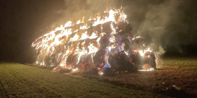 FW-DO: 310 Heuballen brennen in Dortmund-Asseln - Foto: presseportal.de