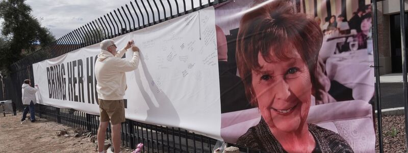 Mit Plakaten versuchen Anwohner die Suche nach der verschwundenen Seniorin Nancy Guthrie in Tuscon, Arizona, zu unterstützen.  - Foto: Ty ONeil/AP/dpa