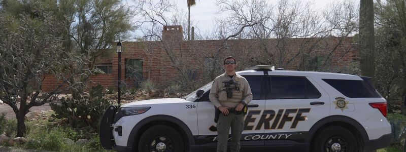 Seit fast zwei Wochen sind neben vielen Medienvertretern Einsatzkräfte der Polizei vor dem Haus der verschwundenen Rentnerin Nancy Guthrie dauerhaft präsent.  - Foto: Ty ONeil/AP/dpa