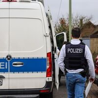 Nach der Tat sicherten Einsatzkräfte Spuren. - Foto: Alex Talash/dpa