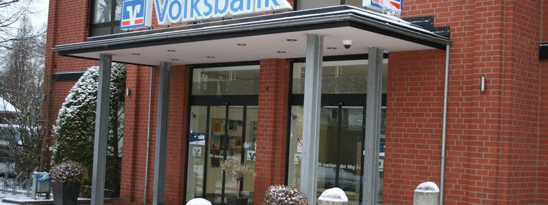 Kunden mit Schließfächern sind nach dem Einbruch in die Bank in Stuhr bei Bremen besorgt. - Foto: Kai Moorschlatt/dpa