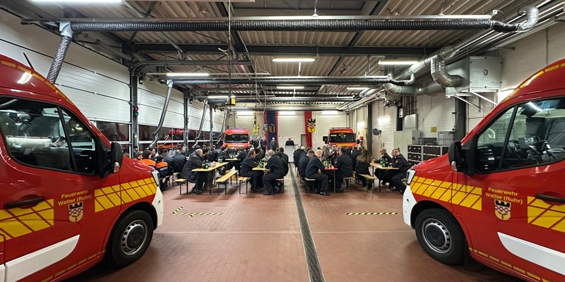 FW-EN: Bürgermeister übergibt vier neue Mannschaftstransportfahrzeuge an die Feuerwehr Wetter (Ruhr) - Foto: presseportal.de