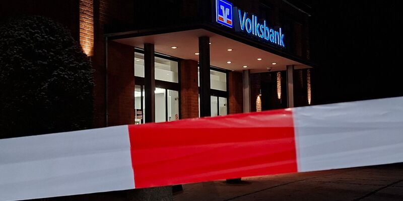 Laut Polizei leerten die Täter beim Einbruch in die Bank in Stuhr bei Bremen 14 Schließfächer. - Foto: Kai Moorschlatt/dpa