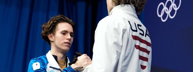 Trotz der großen Enttäuschung gratulierte Ilia Malinin (r) dem Olympiasieger Michail Schaidorow fair. - Foto: Ashley Landis/AP/dpa