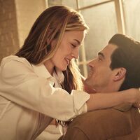 Stürmische Liebe: Sarah Pidgeon als Carolyn Bessette und Paul Kelly als John F. Kennedy Jr.. (Handout) - Foto: Kurt Iswarienko/FX/Disney+/dpa