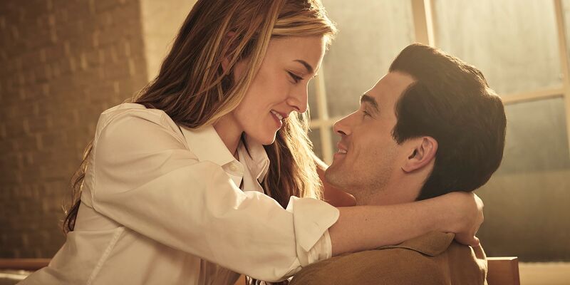 Stürmische Liebe: Sarah Pidgeon als Carolyn Bessette und Paul Kelly als John F. Kennedy Jr.. (Handout) - Foto: Kurt Iswarienko/FX/Disney+/dpa