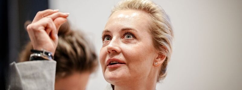 Die Ehefrau des russischen Oppositionsführers Alexej Nawalny, Julia Nawalnaja, fordert bei einem Auftritt am Rande der Münchner Sicherheitskonferenz, dass der russische Präsident Wladimir Putin für den Tod ihres Mannes zur Rechenschaft gezogen werden soll. - Foto: Kay Nietfeld/dpa