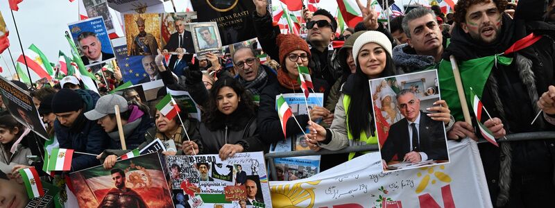 Tausende demonstrierten in München gegen die politische Führung im Iran. - Foto: Felix Hörhager/dpa