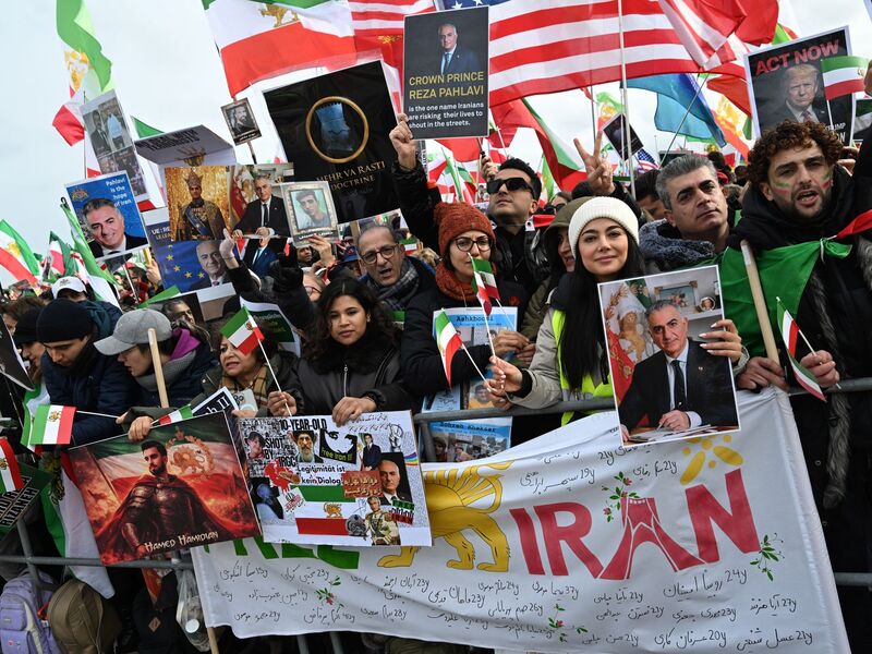 Tausende demonstrierten in München gegen die politische Führung im Iran. - Foto: Felix Hörhager/dpa