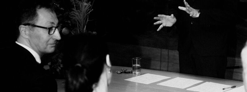 OB und Standesbeamter Palmer hält die nächtliche Traurede für das Brautpaar. - Foto: Alwin Maigler/Team Cem Özdemir /dpa