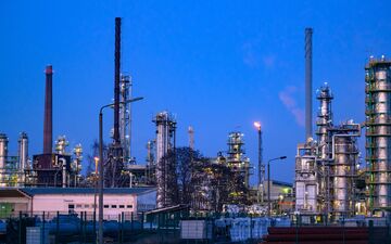 Die PCK-Raffinerie in Schwedt/Oder befürchtet negative Folgen für die Versorgung mit Sprit und Heizöl, falls US-Sanktionen in Kraft treten. (Archivbild) - Foto: Patrick Pleul/dpa