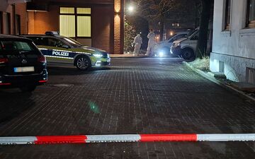 Ermittler suchen nach einem Bankeinbruch nach Spuren. - Foto: Kai Moorschlatt/dpa