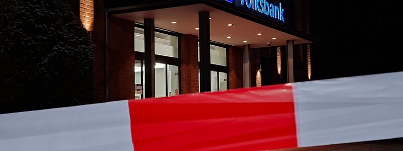 Laut Polizei leerten die Täter beim Einbruch in die Bank in Stuhr bei Bremen 14 Schließfächer. - Foto: Kai Moorschlatt/dpa