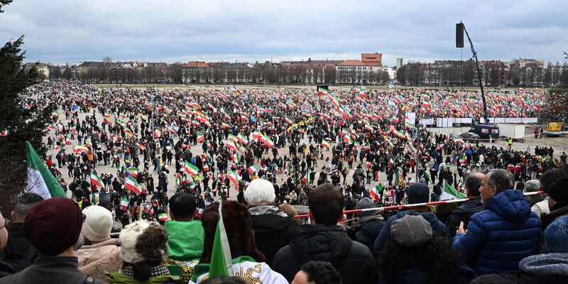 Bis zum Nachmittag zählte die Polizei bereits 200.000 Teilnehmer auf der Iran-Demo auf der Theresienwiese.. - Foto: Felix Hörhager/dpa