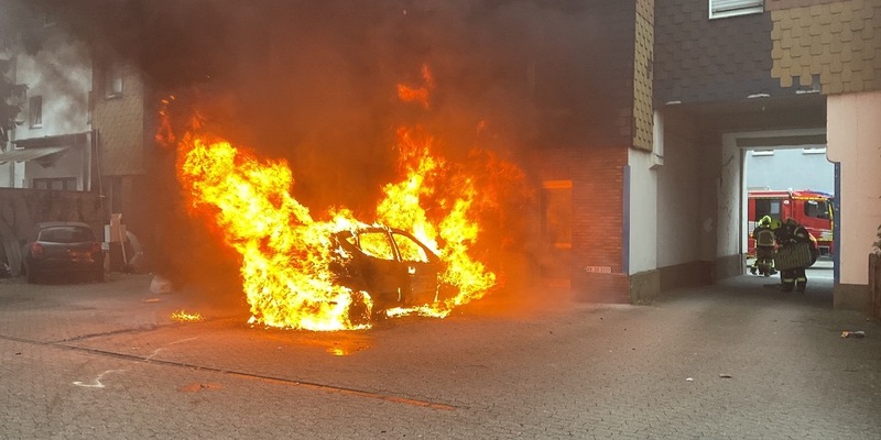 FW-OB: Brennender Pkw im Knappenviertel - Foto: presseportal.de