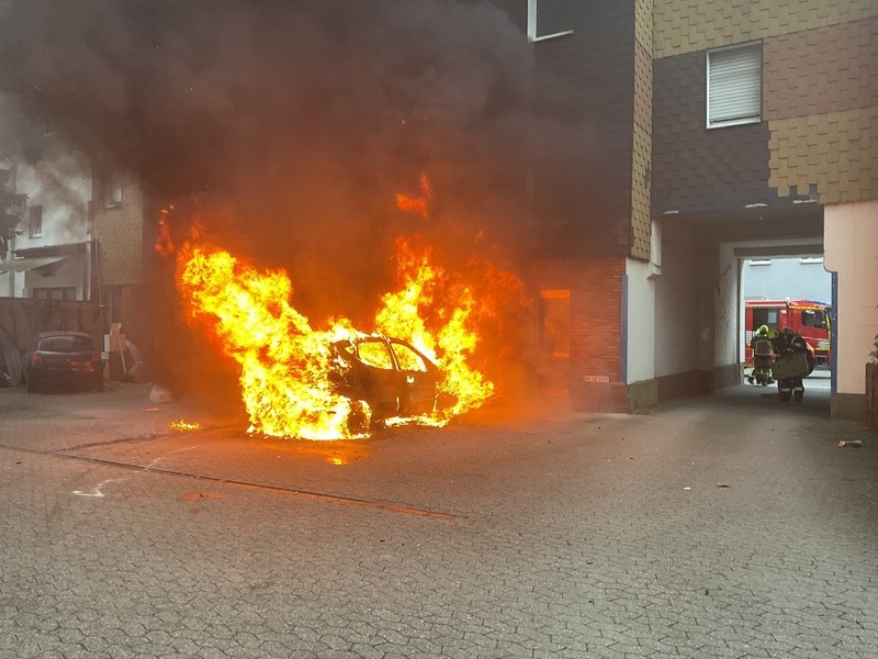 FW-OB: Brennender Pkw im Knappenviertel - Foto: presseportal.de