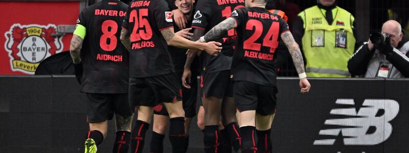 Bayer Leverkusen jubelt über das Tor zum 2:0 gegen den FC St. Pauli.  - Foto: Federico Gambarini/dpa
