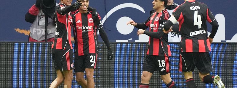 Durften endlich jubeln: Die Profis von Eintracht Frankfurt. - Foto: Marc Schüler/dpa