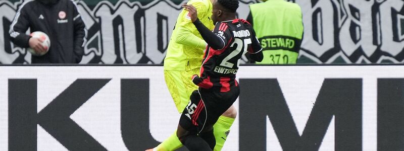 Musste frühzeitig verletzt vom Feld: Frankfurts Arnaud Kalimuendo. - Foto: Marc Schüler/dpa