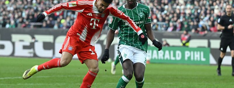 Im Zweikampf: Werders Karim Coulibaly (r) und Luis Díaz vom FC Bayern München.  - Foto: Carmen Jaspersen/dpa