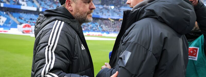 Wiedersehen: HSV-Trainer Merlin Polzin (r) begrüßt seinen einstigen Chef und heutigen Union-Trainer Steffen Baumgart.    - Foto: Christian Charisius/dpa