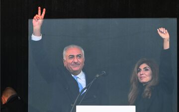 Jubel gab es für Reza Pahlavi, den Sohn des gestürzten iranischen Schahs Mohammad Reza Pahlavi, der zusammen mit seiner Frau Yasmine bei der Groß-Demonstration auf der Theresienwiese in München auftrat. - Foto: Felix Hörhager/dpa