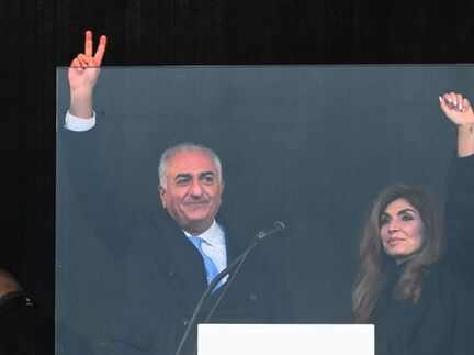 Jubel gab es für Reza Pahlavi, den Sohn des gestürzten iranischen Schahs Mohammad Reza Pahlavi, der zusammen mit seiner Frau Yasmine bei der Groß-Demonstration auf der Theresienwiese in München auftrat. - Foto: Felix Hörhager/dpa