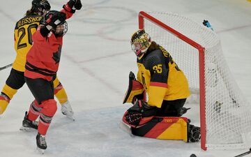Torhüterin Sandra Abstreiter patzte zweimal - Foto: Peter Kneffel/dpa