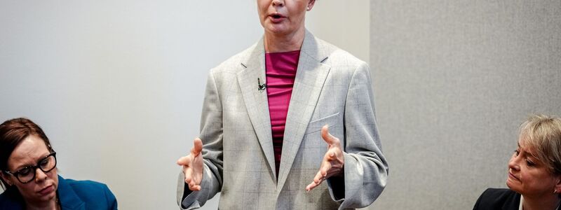 Die Witwe des russischen Oppositionsführers Alexej Nawalny, Julia, fordert bei einem Auftritt mit Außenminister Johann Wadephul (CDU) und dessen Kolleginnen und Kollegen aus Großbritannien, Schweden und den Niederlanden, dass Kremlchef Wladimir Putin für den Tod ihres Mannes zur Rechenschaft gezogen werden solle. - Foto: Kay Nietfeld/dpa