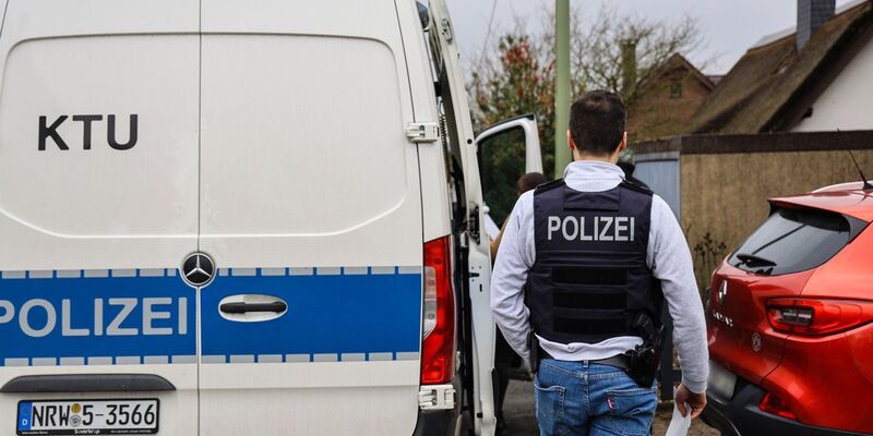 Nach der Tat sicherten Einsatzkräfte Spuren. - Foto: Alex Talash/dpa