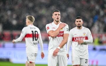 Ermedin Demirovic feiert sein 1:0. - Foto: Harry Langer/dpa