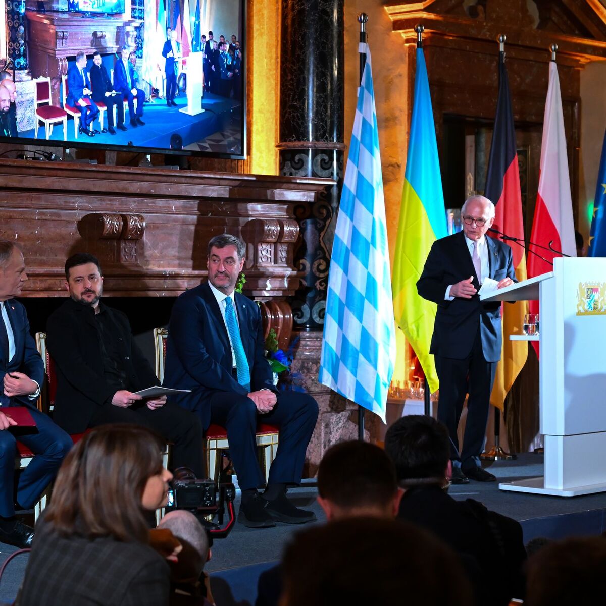 Stellvertretend für den Mut und die Kraft der Ukrainer im Krieg gegen Russland nahm Präsident Wolodymyr Selenskyj den Ewald-von-Kleist-Preis entgegen. - Foto: Sven Hoppe/dpa