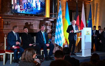 Stellvertretend für den Mut und die Kraft der Ukrainer im Krieg gegen Russland nahm Präsident Wolodymyr Selenskyj den Ewald-von-Kleist-Preis entgegen. - Foto: Sven Hoppe/dpa