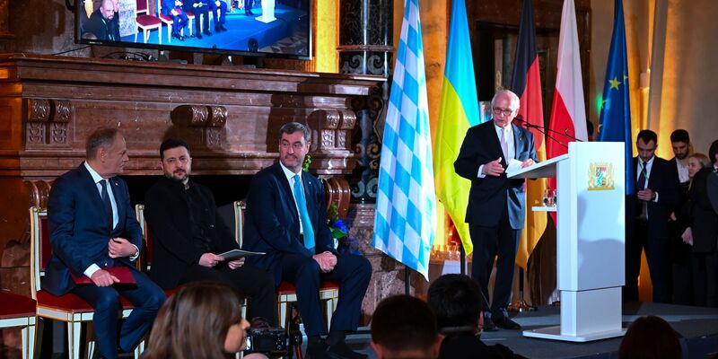 Stellvertretend für den Mut und die Kraft der Ukrainer im Krieg gegen Russland nahm Präsident Wolodymyr Selenskyj den Ewald-von-Kleist-Preis entgegen. - Foto: Sven Hoppe/dpa