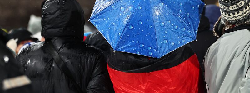 Die Fans ließen sich vom miesen Wetter nicht aufhalten. - Foto: Daniel Karmann/dpa