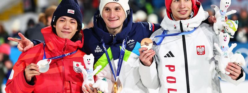 Domen Prevc (M) ist nun auch Einzel-Olympiasieger. - Foto: Daniel Karmann/dpa