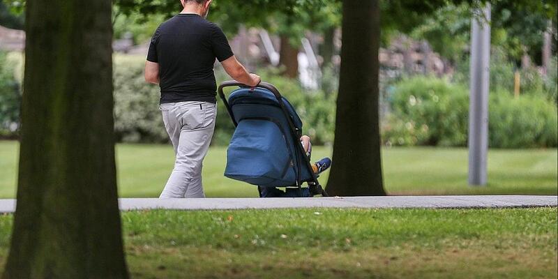 Mann mit Kind (Archiv) - Foto: via dts Nachrichtenagentur