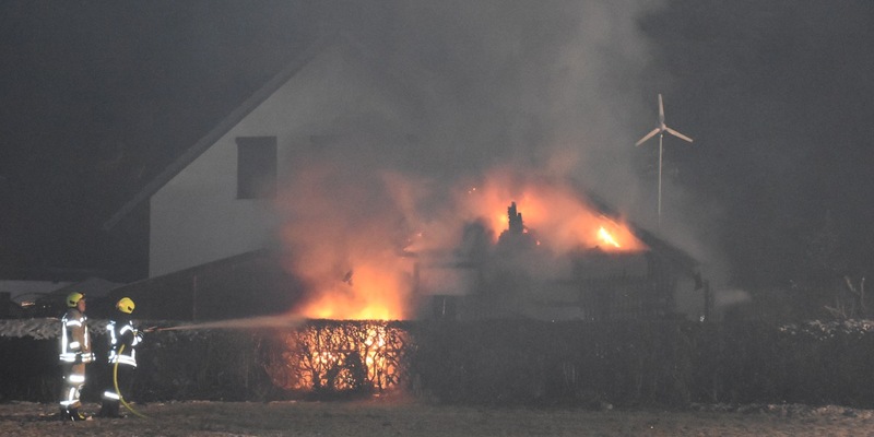 POL-DEL: Landkreis Wesermarsch: Brand eines Satteldach-Carports mit integriertem Abstellraum in Lemwerder - Foto: presseportal.de