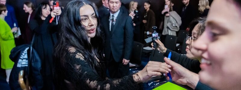 Hat mit «brat» den Zeitgeist geprägt: Charli xcx. - Foto: Christoph Soeder/dpa