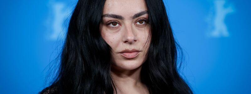 Charli xcx vor der internationalen Premiere ihres Films bei der Berlinale. - Foto: Soeren Stache/dpa