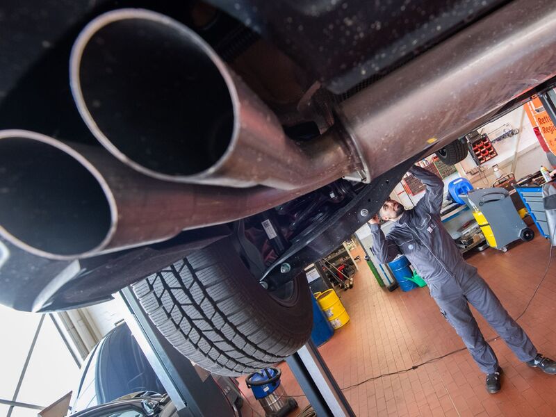 Autoreparaturen sind in den vergangenen Jahren sehr viel teurer geworden, und in der Folge auch die Kfz-Versicherung. (Symbolbild) - Foto: Julian Stratenschulte/dpa