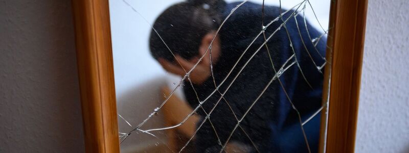 Frauen, die in gewaltvollen Beziehungen leben, tun sich oft schwer, den Partner zu verlassen - vor allem aufgrund von emotionaler Abhängigkeit. (Symbolbild) - Foto: Jonas Walzberg/dpa