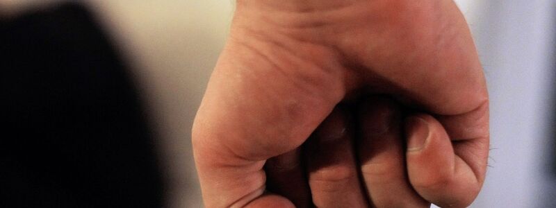 Laut einer Studie der britischen Cambridge-Universität verwenden Täter klare Strategien, um Frauen emotional an sich zu binden und zu verunsichern. (Symbolbild) - Foto: Maurizio Gambarini/dpa