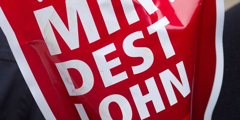 Kontrolleure des Zolls haben auch 2025 Tausende mögliche Verstöße gegen das Mindestlohngesetz aufgedeckt. (Symbolbild) - Foto: Jens Wolf/dpa