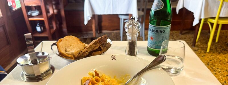 In Rom isst man die Carbonara am liebsten mit kurzen Nudeln. - Foto: Christoph Sator/dpa