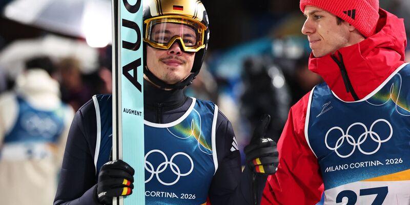 Philipp Raimund (l) und Andreas Wellinger vertreten Deutschland im Super Team. - Foto: Daniel Karmann/dpa