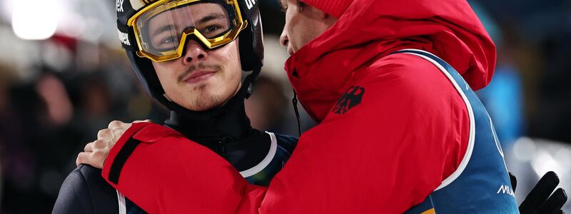 Einzel-Olympiasieger Philipp Raimund (l) und Andreas Wellinger (r) gehören zum deutschen Super-Team-Aufgebot. - Foto: Daniel Karmann/dpa